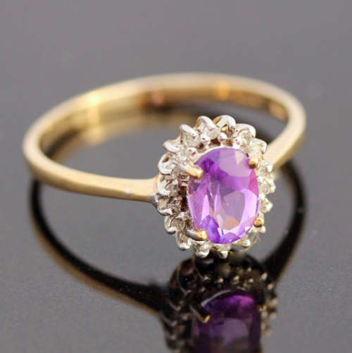 DAINTY AMETHYST 9CT YELLOW AND WHITE GOLD RING WITH DIAMOND ACCENTS. INDEP JEWELLER CERT R10'000