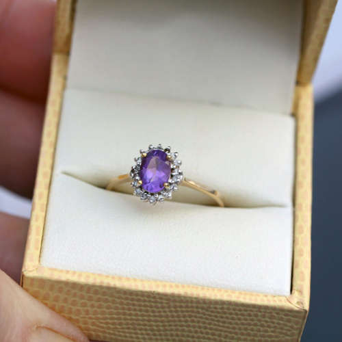 DAINTY AMETHYST 9CT YELLOW AND WHITE GOLD RING WITH DIAMOND ACCENTS. INDEP JEWELLER CERT R10'000