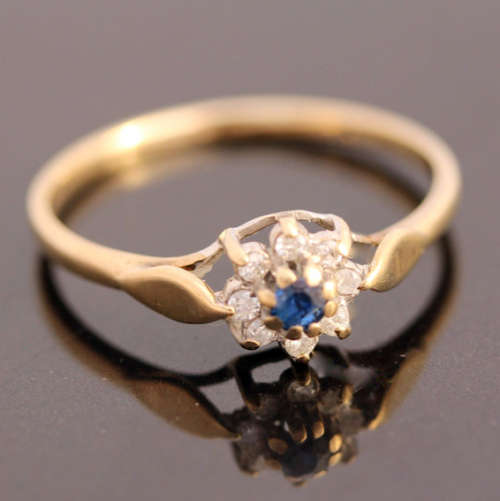 DAINTY VINTAGE SAPPHIRE AND DIAMOND 9CT YELLOW AND WHITE GOLD RING. 375.