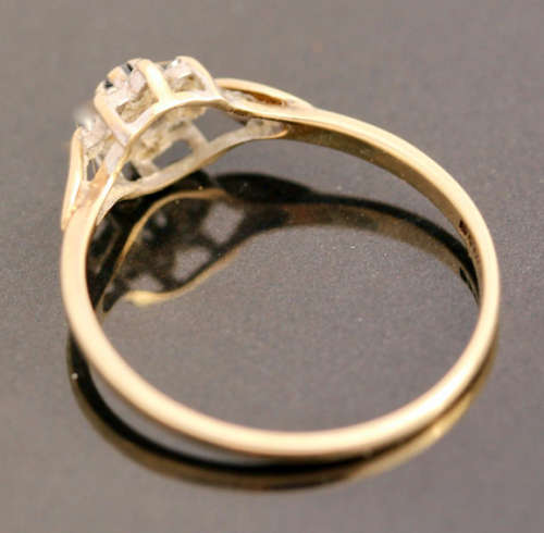 DAINTY VINTAGE SAPPHIRE AND DIAMOND 9CT YELLOW AND WHITE GOLD RING. 375.