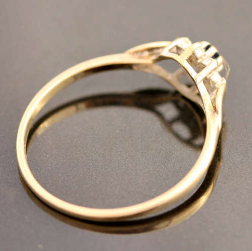 DAINTY VINTAGE SAPPHIRE AND DIAMOND 9CT YELLOW AND WHITE GOLD RING. 375.