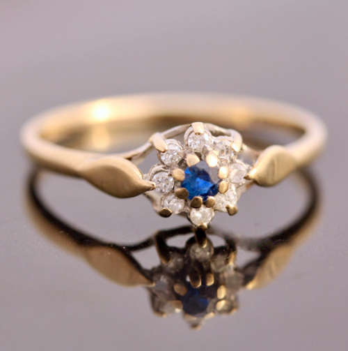 DAINTY VINTAGE SAPPHIRE AND DIAMOND 9CT YELLOW AND WHITE GOLD RING. 375.