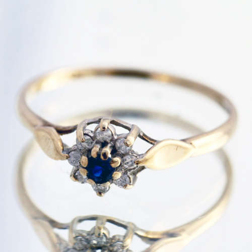 DAINTY VINTAGE SAPPHIRE AND DIAMOND 9CT YELLOW AND WHITE GOLD RING. 375.