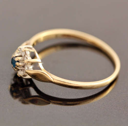 DAINTY VINTAGE SAPPHIRE AND DIAMOND 9CT YELLOW AND WHITE GOLD RING. 375.
