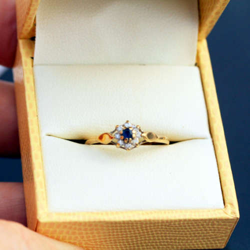 DAINTY VINTAGE SAPPHIRE AND DIAMOND 9CT YELLOW AND WHITE GOLD RING. 375.