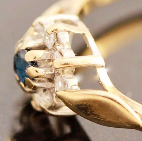 DAINTY VINTAGE SAPPHIRE AND DIAMOND 9CT YELLOW AND WHITE GOLD RING. 375.