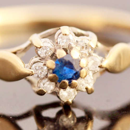 DAINTY VINTAGE SAPPHIRE AND DIAMOND 9CT YELLOW AND WHITE GOLD RING. 375.
