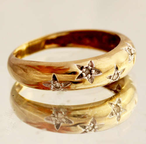 VINTAGE ENGLISH SHANK STYLE HALF ROUND 9CT YELLOW DIAMOND RING WITH GROOVED STAR-SHAPE MOTIFS. 375