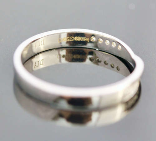 SIMPLE ELEGANT DIAMOND 9CT WHITE GOLD RING TWISTED FEATURE ENGLISH PIECE SHEFFIELD ASSAY