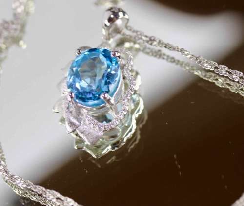MAGNIFICENT SWISS BLUE TOPAZ & STERLING SILVER PENDANT ON A 40,4cm FLAT, OPENLINK CHAIN. 925