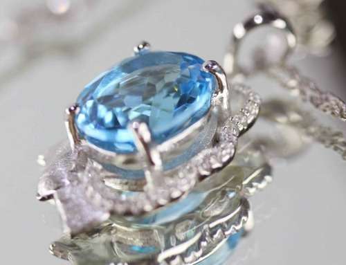 MAGNIFICENT SWISS BLUE TOPAZ & STERLING SILVER PENDANT ON A 40,4cm FLAT, OPENLINK CHAIN. 925