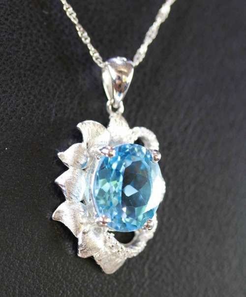 MAGNIFICENT SWISS BLUE TOPAZ & STERLING SILVER PENDANT ON A 40,4cm FLAT, OPENLINK CHAIN. 925