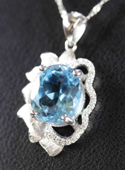 MAGNIFICENT SWISS BLUE TOPAZ & STERLING SILVER PENDANT ON A 40,4cm FLAT, OPENLINK CHAIN. 925