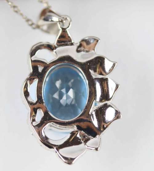 MAGNIFICENT SWISS BLUE TOPAZ & STERLING SILVER PENDANT ON A 40,4cm FLAT, OPENLINK CHAIN. 925