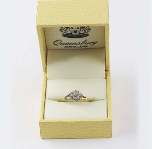 CLASSIC DIAMOND CLUSTER 9CT YELLOW GOLD RING. ENGLISH HALLMARKS. INDEP JEWELLER CERT R3'500
