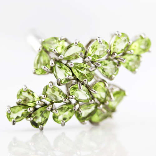 BEAUTIFUL CROSSOVER PERIDOT AND STERLING SILVER RING. DOUBLE STRAND DESIGN. 925