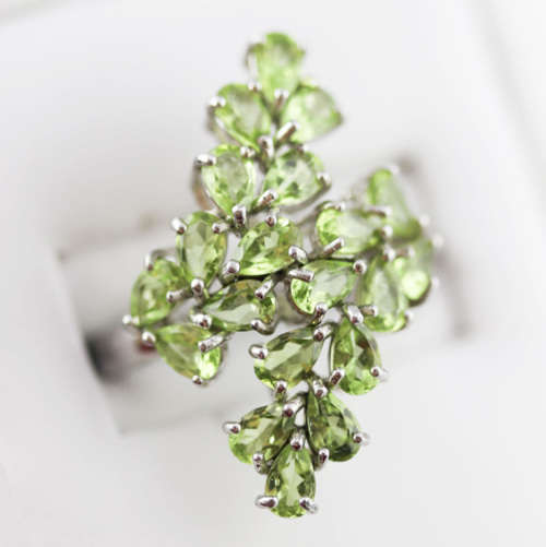 BEAUTIFUL CROSSOVER PERIDOT AND STERLING SILVER RING. DOUBLE STRAND DESIGN. 925