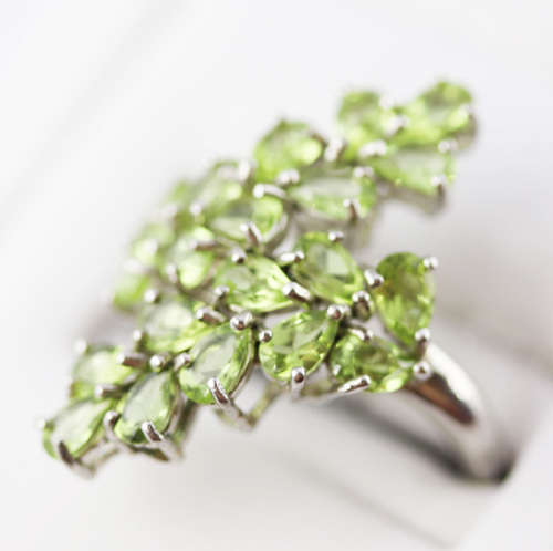 BEAUTIFUL CROSSOVER PERIDOT AND STERLING SILVER RING. DOUBLE STRAND DESIGN. 925