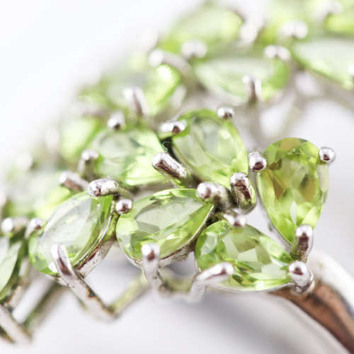 BEAUTIFUL CROSSOVER PERIDOT AND STERLING SILVER RING. DOUBLE STRAND DESIGN. 925