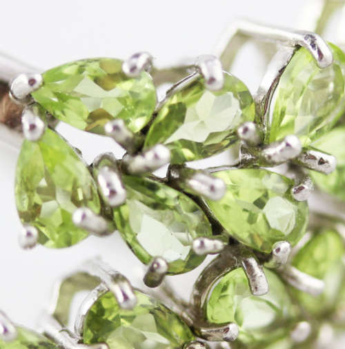 BEAUTIFUL CROSSOVER PERIDOT AND STERLING SILVER RING. DOUBLE STRAND DESIGN. 925