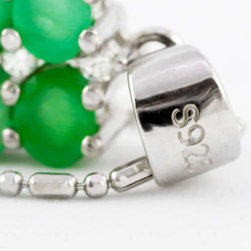 CONTEMPORARY NATURAL EMERALD RECTANGULAR STERLING SILVER PENDANT ON 39CM CHAIN. 925. HALLMARKED