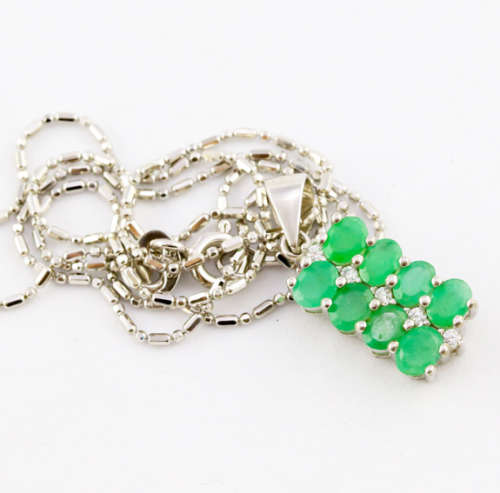 CONTEMPORARY NATURAL EMERALD RECTANGULAR STERLING SILVER PENDANT ON 39CM CHAIN. 925. HALLMARKED