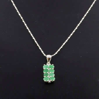 CONTEMPORARY NATURAL EMERALD RECTANGULAR STERLING SILVER PENDANT ON 39CM CHAIN. 925. HALLMARKED