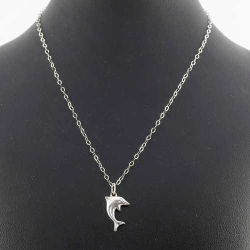 CONTEMPORARY NATURAL EMERALD RECTANGULAR STERLING SILVER PENDANT ON 39CM CHAIN. 925. HALLMARKED