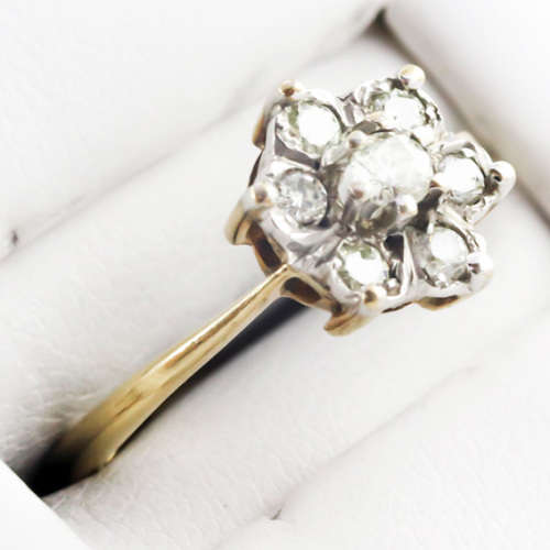 DIAMOND 9CT YELLOW GOLD RING 0,24ct.  *JEWELLER EVALUATION R12`800* (Incl One cubic Zirconia stone)