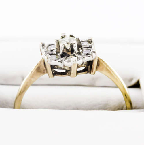 DIAMOND 9CT YELLOW GOLD RING 0,24ct.  *JEWELLER EVALUATION R12`800* (Incl One cubic Zirconia stone)