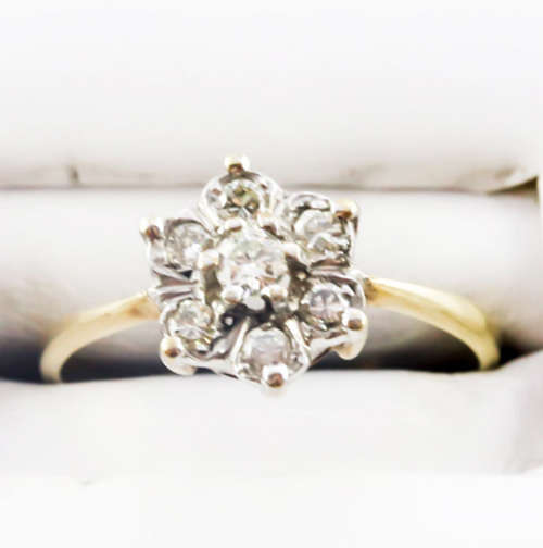 DIAMOND 9CT YELLOW GOLD RING 0,24ct.  *JEWELLER EVALUATION R12`800* (Incl One cubic Zirconia stone)