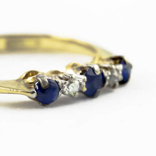 VINTAGE 18CT YELLOW GOLD and PLATINUM SAPPHIRE AND DIAMOND RING. CERT *JEWELLER EVALUATION R14`000*