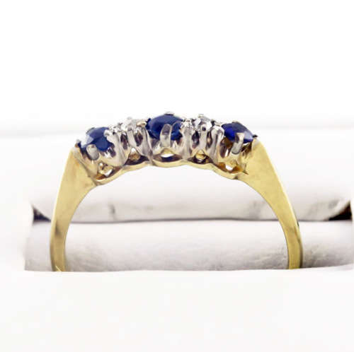 VINTAGE 18CT YELLOW GOLD and PLATINUM SAPPHIRE AND DIAMOND RING. CERT *JEWELLER EVALUATION R14`000*