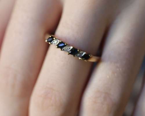 ELEGANT VINTAGE 9CT YELLOW GOLD SAPPHIRE AND DIAMOND RING. HALF ETERNITY DESIGN