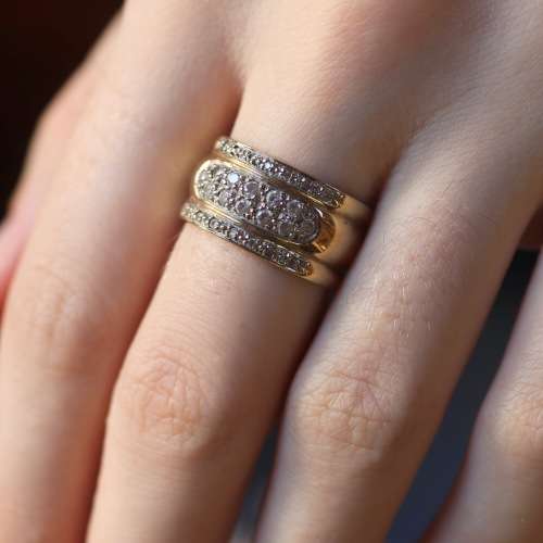 STRIKING VINTAGE BROADBAND 9CT YELLOW GOLD AND CUBIC ZIRCONIA RING. 375. HEAVY - 6,87 grams!