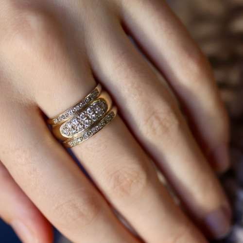 STRIKING VINTAGE BROADBAND 9CT YELLOW GOLD AND CUBIC ZIRCONIA RING. 375. HEAVY - 6,87 grams!