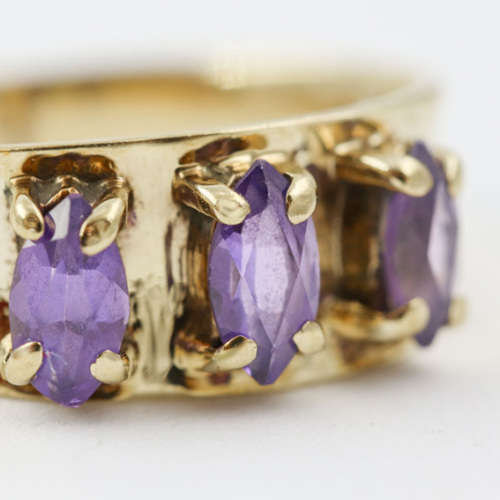 ENGLISH 9ct YELLOW GOLD RING.GLORIOUS ROYAL COLOUR REAL AMETHYSTS. JEWELLER CERT R10`000 incl