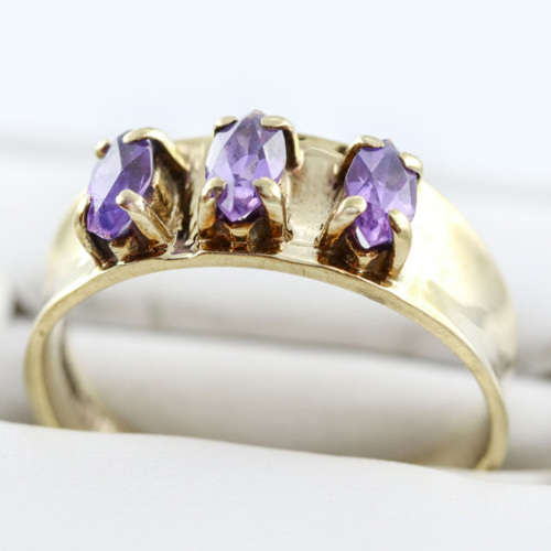 ENGLISH 9ct YELLOW GOLD RING.GLORIOUS ROYAL COLOUR REAL AMETHYSTS. JEWELLER CERT R10`000 incl