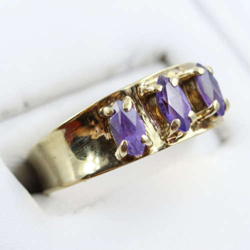ENGLISH 9ct YELLOW GOLD RING.GLORIOUS ROYAL COLOUR REAL AMETHYSTS. JEWELLER CERT R10`000 incl