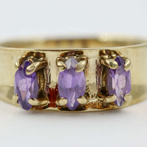 ENGLISH 9ct YELLOW GOLD RING.GLORIOUS ROYAL COLOUR REAL AMETHYSTS. JEWELLER CERT R10`000 incl
