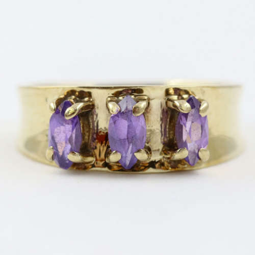 ENGLISH 9ct YELLOW GOLD RING.GLORIOUS ROYAL COLOUR REAL AMETHYSTS. JEWELLER CERT R10`000 incl