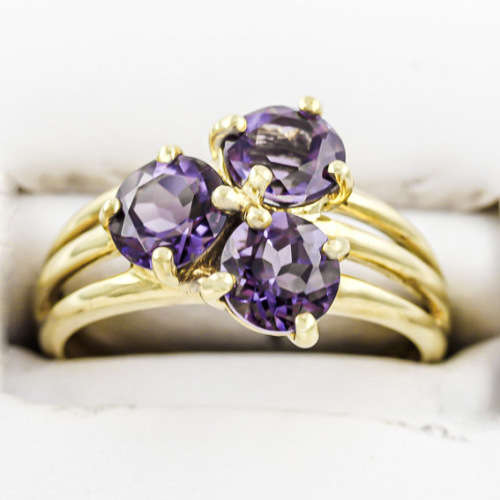 DEEP PURPLE AMETHYST TRILOGY 9CT YELLOW GOLD TRIPLE STRAND RING. *JEWELLER EVALUATION R14`000* Incld