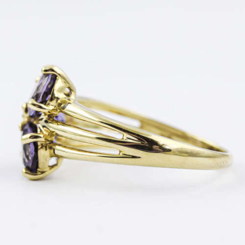 DEEP PURPLE AMETHYST TRILOGY 9CT YELLOW GOLD TRIPLE STRAND RING. *JEWELLER EVALUATION R14`000* Incld