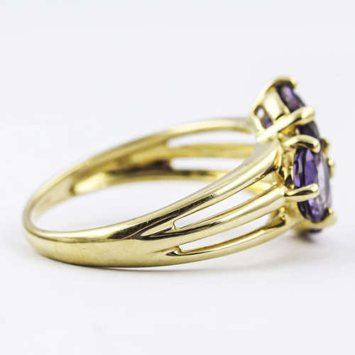 DEEP PURPLE AMETHYST TRILOGY 9CT YELLOW GOLD TRIPLE STRAND RING. *JEWELLER EVALUATION R14`000* Incld