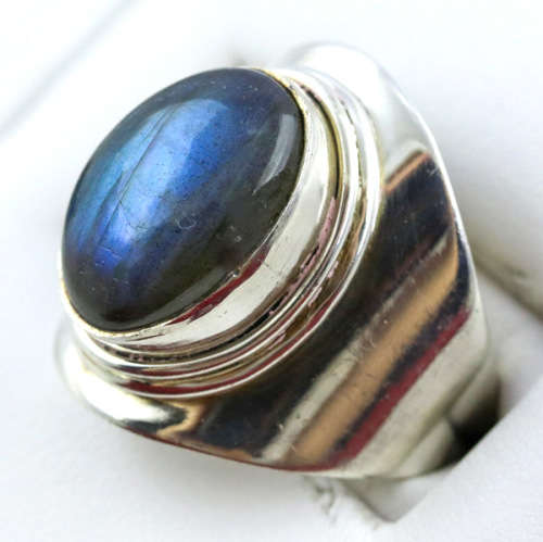 MODERN DESIGN LARGE OVAL LABRADORITE CABOCHON STERLING SILVER RING. 925. STUNNING COLOUR!