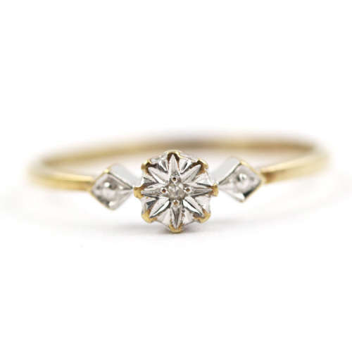 DAINTY VINTAGE 9CT YELLOW GOLD DIAMOND RING. *JEWELLER EVALUATION R5`000*