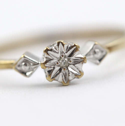 DAINTY VINTAGE 9CT YELLOW GOLD DIAMOND RING. *JEWELLER EVALUATION R5`000*