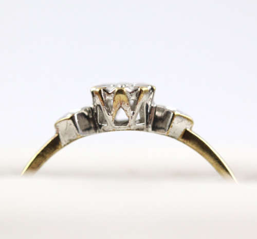 DAINTY VINTAGE 9CT YELLOW GOLD DIAMOND RING. *JEWELLER EVALUATION R5`000*