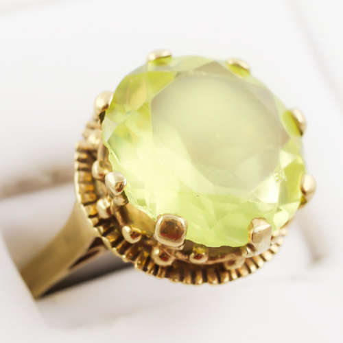 GLORIOUS VINTAGE LEMON QUARTZ SOLITAIRE IN 9CT YELLOW GOLD. *JEWELLER`S EVALUATION R16`000* Incld