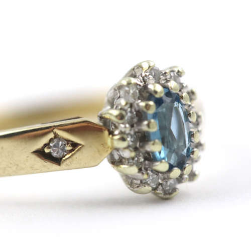 PRETTY ENGLISH TOPAZ AND DIAMOND 9CT YELLOW GOLD RING. 375. *JEWELLER`S EVALUATION R14`000*